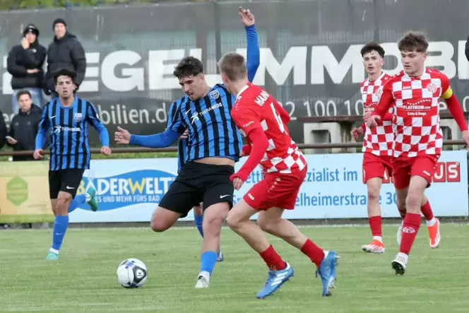 Am Ball: Max Laubersheimer vom FC 09 Speyer.
