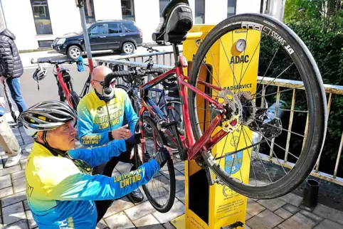 Frank Hüther (hinten) und Gerhard Förch probieren die neue Fahrradstation in der Contwiger Bahnhofstraße aus.