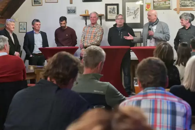 Podiumsdiskussion zur Kommunalwahl in Deidesheim: (von links) Walter Dönig, Dieter Dörr, Andreas Veth, Franz Arnold, Thomas Schm