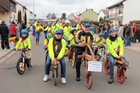  Engagiert: Mitglieder des Rodenbacher Radfahrvereins haben beim Fasnachtsumzug des Feuerio in Hettenleidelheim mitgemacht. Am S