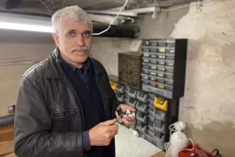 Aleksander Tykhykh ist aus der Ukraine geflohen, nachdem eine Rakete seine Werkstatt getroffen hat. 