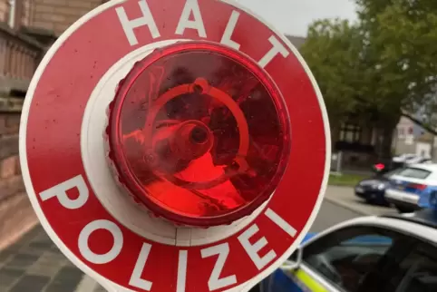 Die Polizei Grünstadt ermittelt gegen einen 34-Jährigen wegen des unerlaubten Entfernens vom Unfallort sowie des Führens eines 
