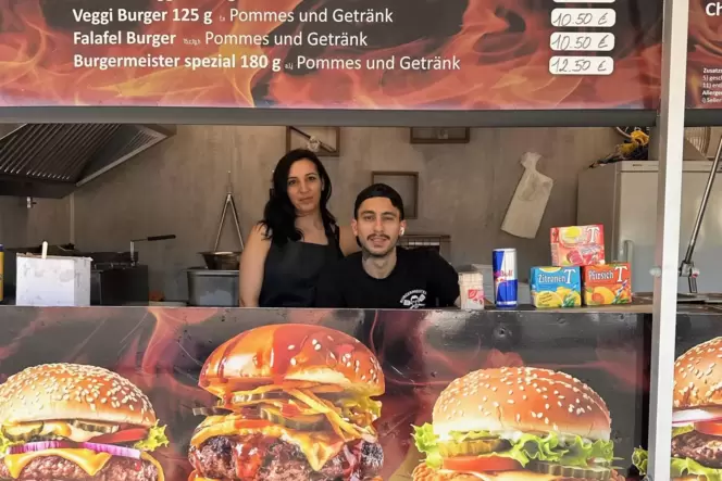 Kaan Aydemir betreibt mit seiner Frau und einem Mitarbeiter den Burgermeister-Imbiss.