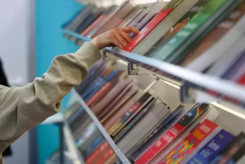 Der letzte Schrei: Neue Bücher für junge Frauen werden mittlerweile vor allem auf TikTok präsentiert. 