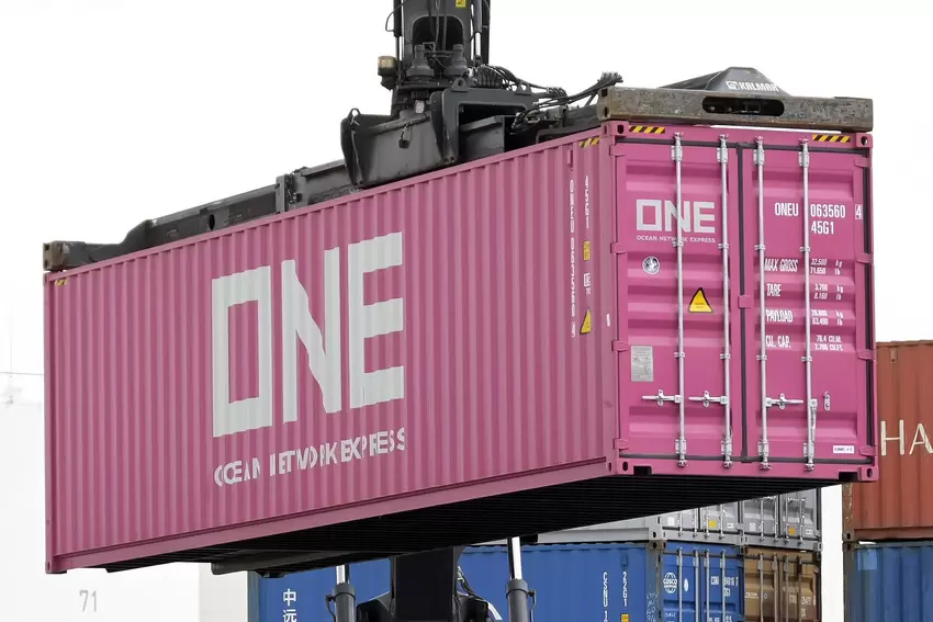 Auf der 80.000 Quadratmeter großen, asphaltierten Fläche lagern um die 1400 Stahlcontainer.