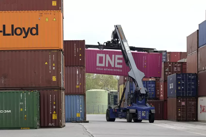 Container werden umgehoben.