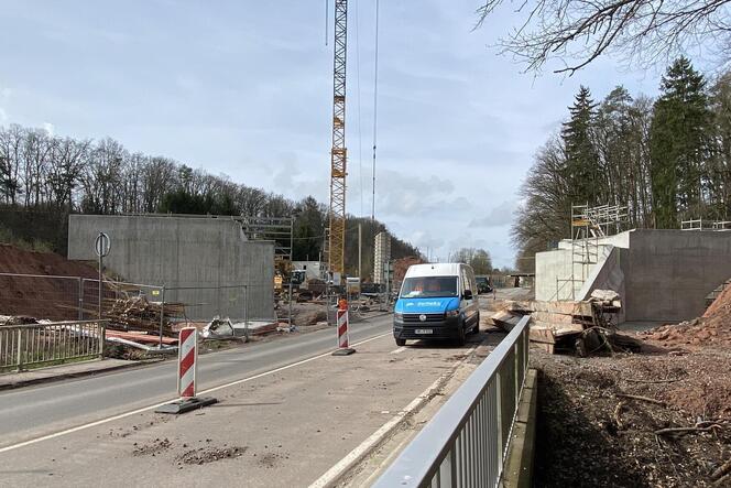 Verbindungsspange bleibt einspurig befahrbar: Der Stahlüberbau der Eisenbahnbrücke bei Hochspeyer wird doch nicht dieses Wochene
