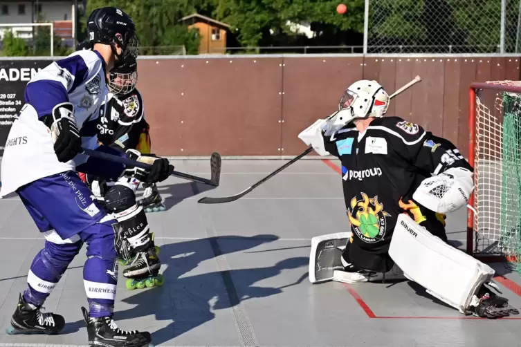 Die Kirrweiler Knights I (Fabian Späth, vorne links, schießt aufs Landauer Tor) spielen mit Ball, die Knights II sowie U14-Junio