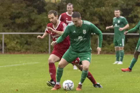 Simon Bumb (vorne) traf am vergangenen Wochenende doppelt für den SV Kirchheimbolanden beim 3:2-Sieg in Battweiler.