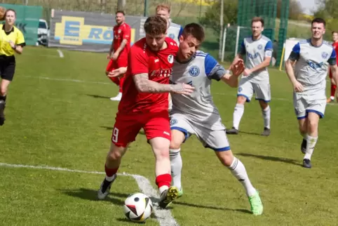 Steinbachs Top-Angreifer Marcel Meinen (links) und sein Team stehen vor einer schweren Auswärtsaufgabe. 