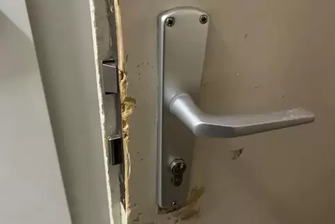 Der Mann hat die Tür aufgebrochen. 