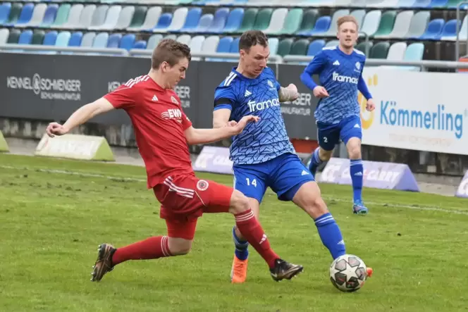 Trifft am Sonntag mal wieder auf Profifußballer: FKP-Winterzugang Tobias Jänicke (blaues Trikot,14).