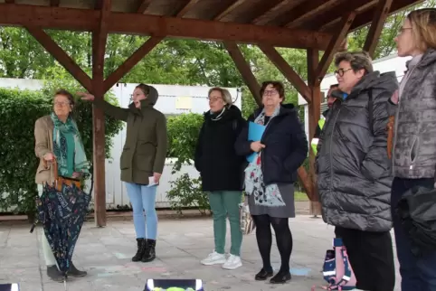 Woogbachschule: Stadt- und Landesvertreterinnen begutachten Klimaschutz-Projekte.
