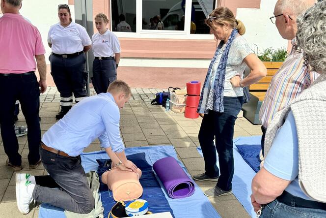 An einer Trainingspuppe konnten Passanten in Grünstadt einmal selbst einen Defibrillator testen. Dominik Heilig von der Herstell