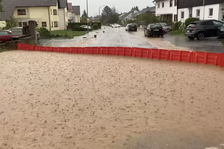 Mechtersheimer Ortseingang: Zuletzt wurden bei Starkregen mobile Sperren eingesetzt. Künftig soll eine Unterquerung das Wasser a