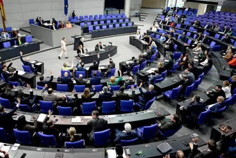Wie groß darf der Bundestag sein? Auch um diese Frage geht es ab Dienstag vor dem Bundesverfassungsgericht.