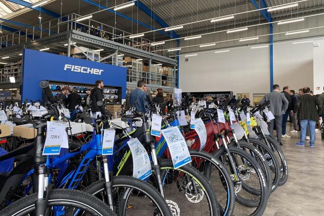 Der neue Verkaufsraum der Fischer Bike-Welt ist 300 Quadratmeter groß. Die Fahrräder sind aufbereitete B-Ware.