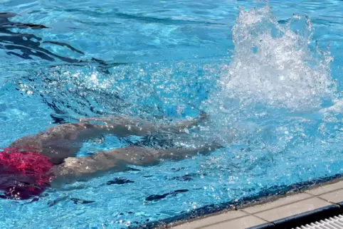 In Bad Bergzabern wird darüber gestritten, wie warm das Wasser zum Schwimmen sein muss.