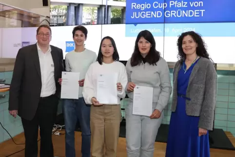 Marius Melzer, Mitarbeiter IHK Pfalz, mit dem Siegerteam aus Heidelberg (von links): Maximilian Popov, Jessica Guo und Amelie Bi