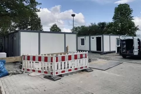 Containerdorf am Standort Knieshalle. 
