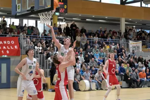Ganz oben: Speyers Marco Dordevic springt am höchsten und trifft. 