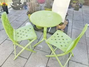 in leuchtenden freundlichem Grün, von Nardi, sehr bequeme Sitzfläche, Stühle klappbar, stabil, stand- und wetterfest, abzuholen