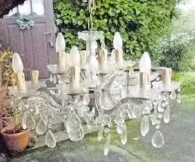 Vintage Glaskristalldeckenleuchter mit klassisch geformter Metallstruktur, 12 Kerzen auf 2 Ebenen. Durchmesser ca. 63 cm. 120 Eu