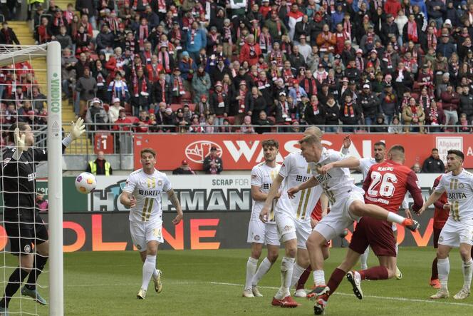 Filip Kaloc erzielt das 1:0 für den FCK in dieser Szene.