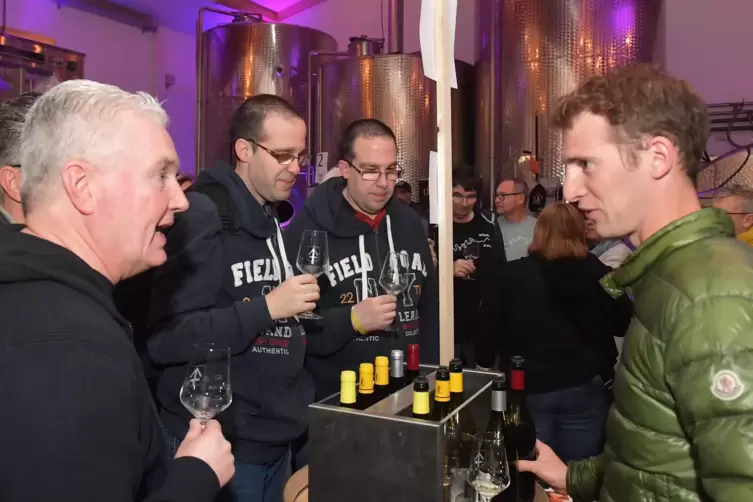 Johannes Niedrist schenkt seinen Wein aus. 