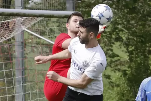 Stabilisiert die Rüssinger Defensive: Dass Anas Itani (vorne) nach langer Verletzungspause wieder wieder am Ball ist, tut dem Tu