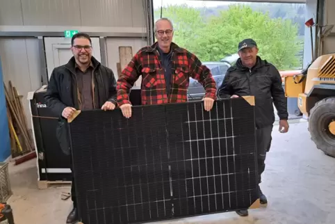 39 Balkonkraftwerke wurden bei der Aktion der Verbandsgemeinde Pirmasens-Land bestellt, hier holt der Bottenbacher Thomas Süs (M