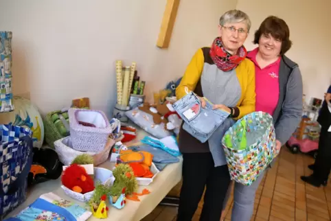 Angelika Schmidt (links) und Landfrauen-Vorsitzende Ramona Weißbrodt präsentieren beim Upcycling-Basar die Ware.
