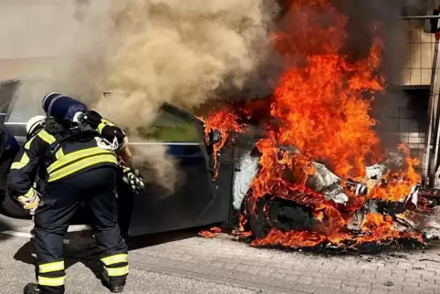In Flammen: das Fahrzeug. 