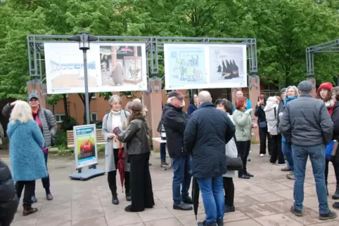 Gäste bei der Eröffnung am Lutherplatz.