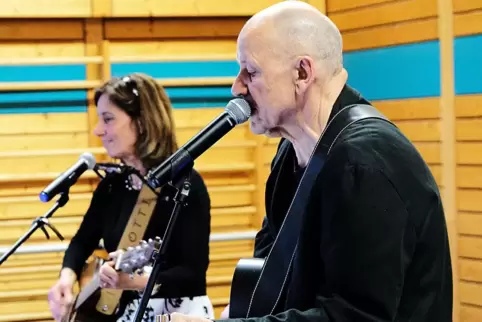 Lotti und Jake singen Songs von Johnny Cash.