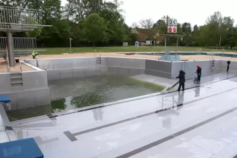 Auswinterung im Landauer Freibad: Mitarbeiter bingen die Anlage wieder in Schuss.