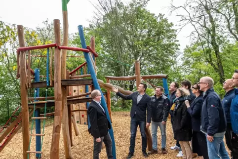  Rotarier-Präsident Rüdiger Zelt überreicht offiziell das so genannte „Motogym“ im Schulgarten der Grundschule Kirchheimbolanden