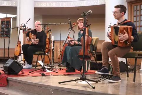 Die drei Musiker von Iontach beherrschen eine Vielzahl an Instrumenten: (von links) Jens Kommik, Siobhan Kennedy, Nick Wiseman-E