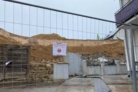 An dem Hang hinterm Haus besteht Einsturzgefahr.