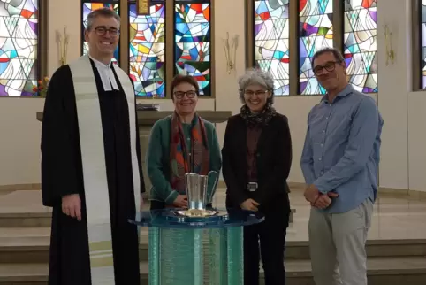 Gruppenfoto bei der Einweihung: (von links) Pfarrer Oliver Jaehn, Eva-Marie Wagner Ehrhart und Bettina Ebbinghaus-Hoffmann vom L