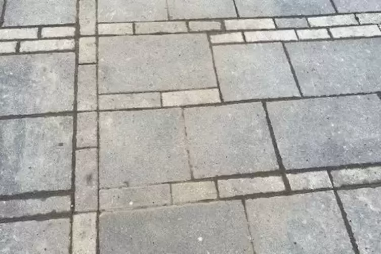 Falsch herum eingesetzte Steine auf einem Privatgrundst&uuml;ck. 