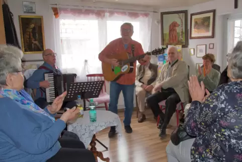 Gerhard Kief (Akkordeon) und Heinz Illner (Gitarre) waren mit eigenen Liedern und Klassikern im Schreiwer-Hais’l. 