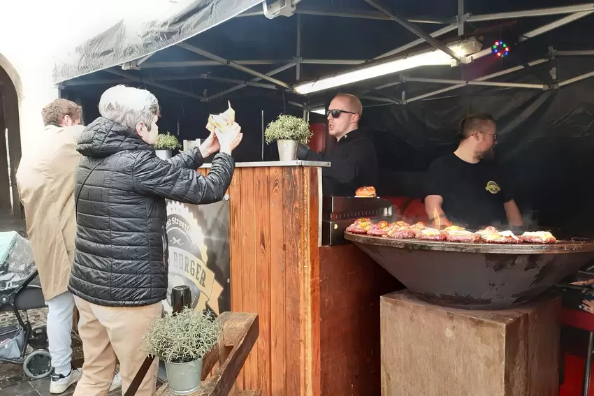 Rund und hochgestapelt: Burger in allen Variationen sind ein Renner beim Streetfood-Festival.