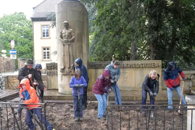 Eine Gruppe von Messedienern war in Deidesheim am Kriegerdenkmal tapfer im Einsatz.