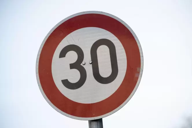 Kann nicht überall eingeführt werden: Tempo 30. Auf übergeordneten Straßen ist das Tempolimit laut Straßenverkehrsordnung nur mö