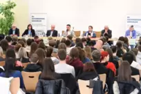Standen im Gymnasium Kusel jungen Wählern Rede und Antwort (auf dem Podium von links): Alwin Zimmer, Margot Schillo, Michael Gro