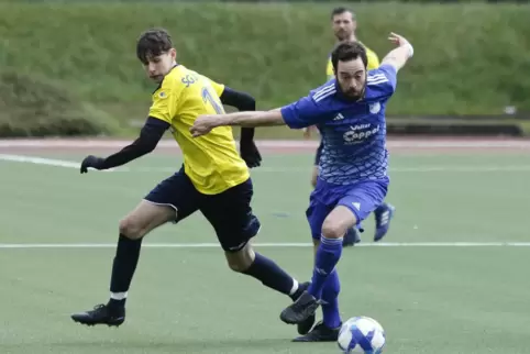 Gästespieler Felix Becker (rechts) vom TuS Bedesbach-Patersbach setzt sich hier im Duell mit Elias Bräuer von der SG Rockenhaus