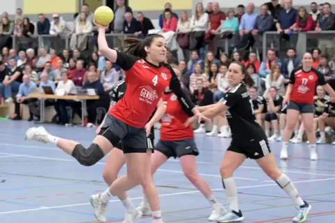 Überragende Spielintelligenz und eine Stimmungskanone ist sie auch noch: Melissa Hoffmann (am Ball) für Dudenhofen/Schifferstadt