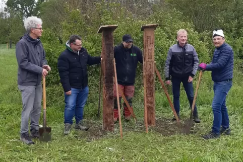 Im Einsatz für Wildbienen und Grabwespen: Jürgen Schröder, Marcus Keller-Leist, Thorsten Heller, Markus Müller und Rainer Rittha