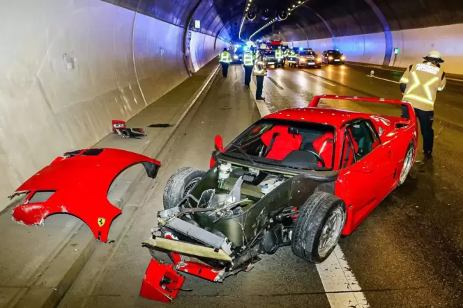Verkehrsunfall mit Ferrari im Engelbergtunnel